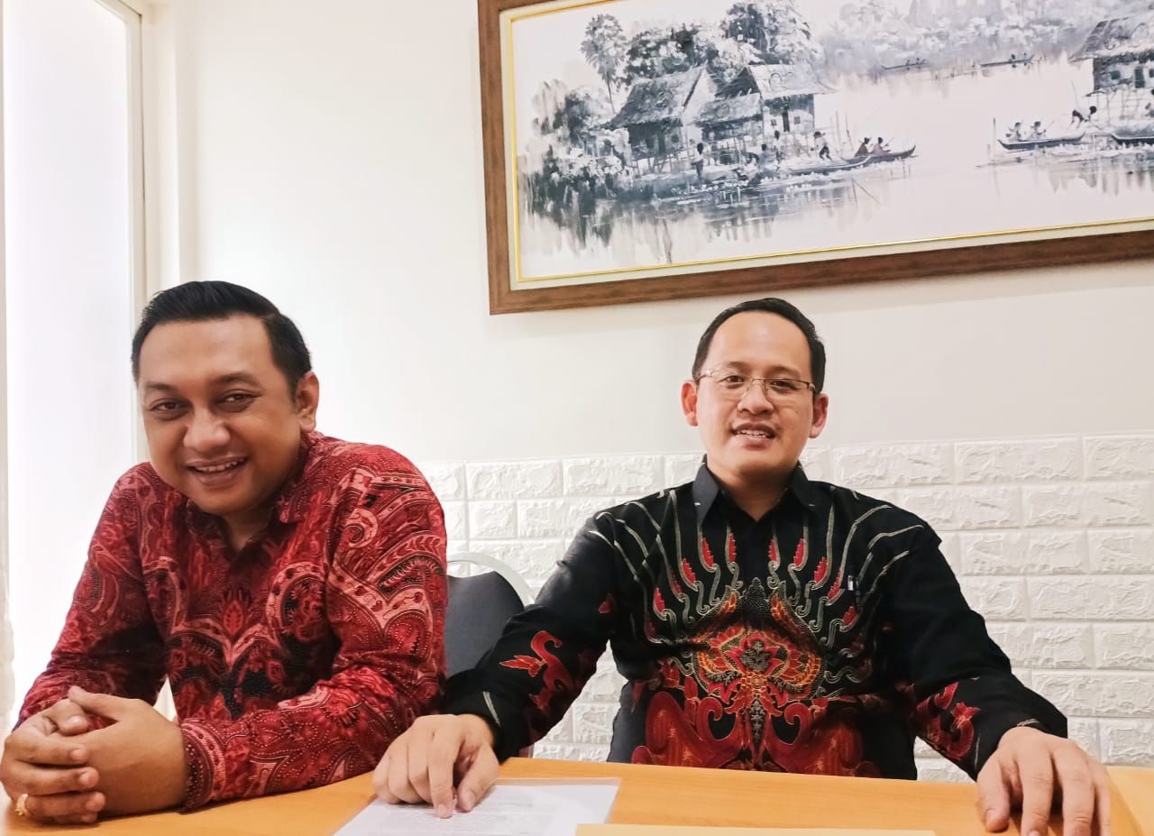 Kuasa hukum Terdakwa Johanes Dipa Widjaja dan Dody Eka Widjaja saat konferensi pers usai persidangan. (Foto: Istimewa)