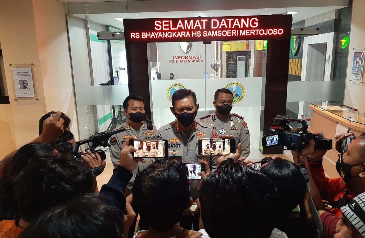 Kabid Humas Polda Jatim, Kombes Pol Gatot Repli Handoko di RS Bhayangkara Surabaya