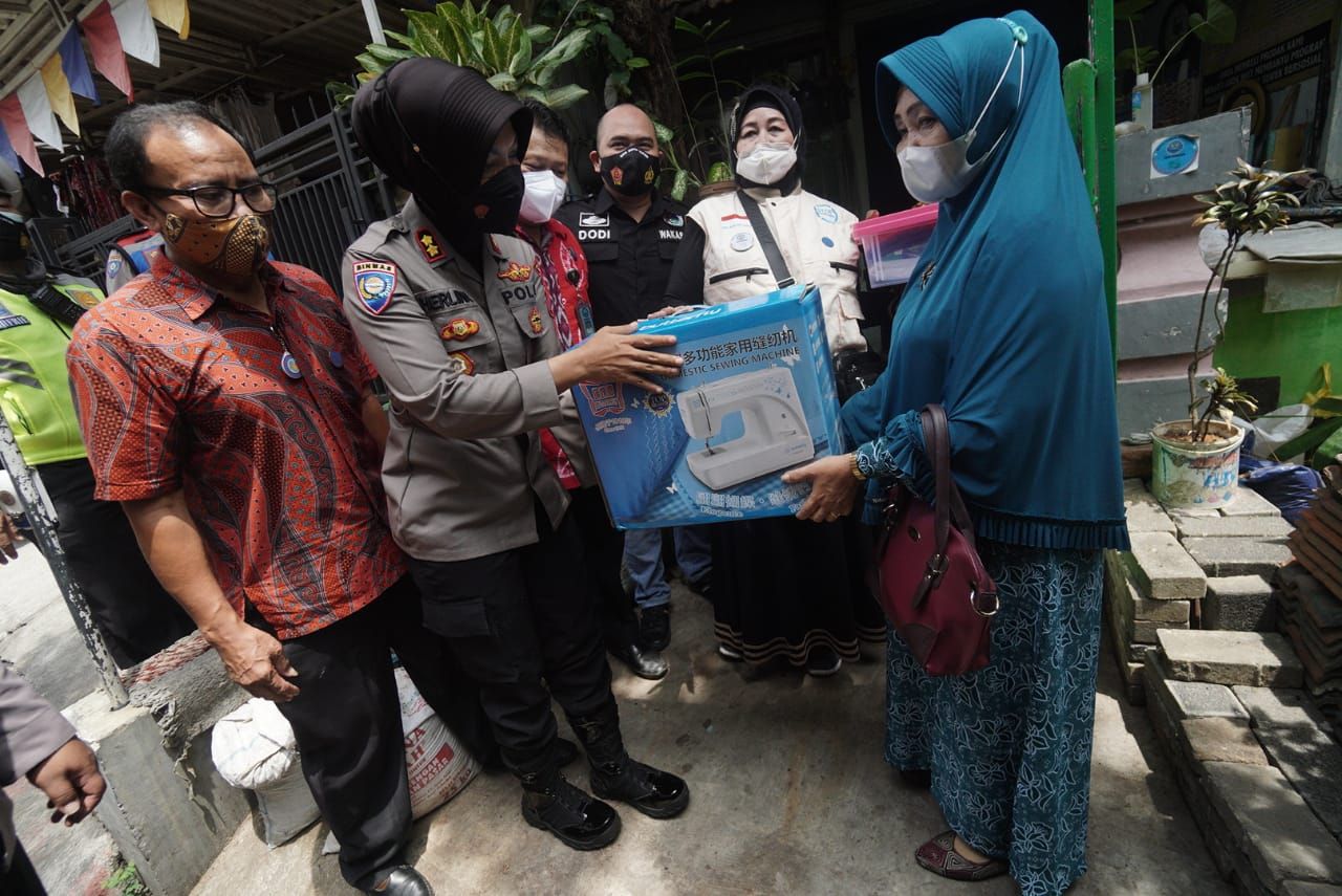 Satresnakoba Polrestabes Surabaya berkolaborasi dengan BNN Kota Surabaya memberikan bantuan kepada warga Kelurahan Putat Jaya.