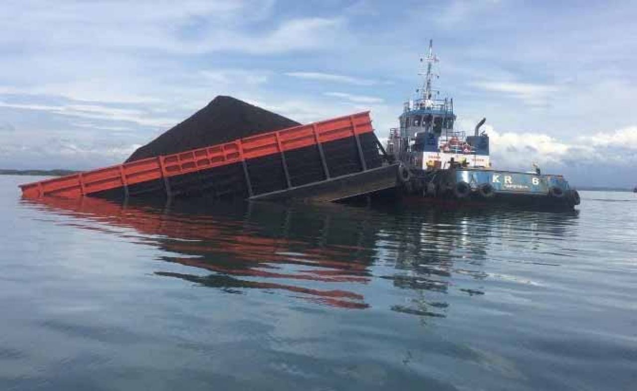 Kapal tongkang angkut batu bara yang karam di Banyuwangi (Foto: Roni jatimnow.com)
