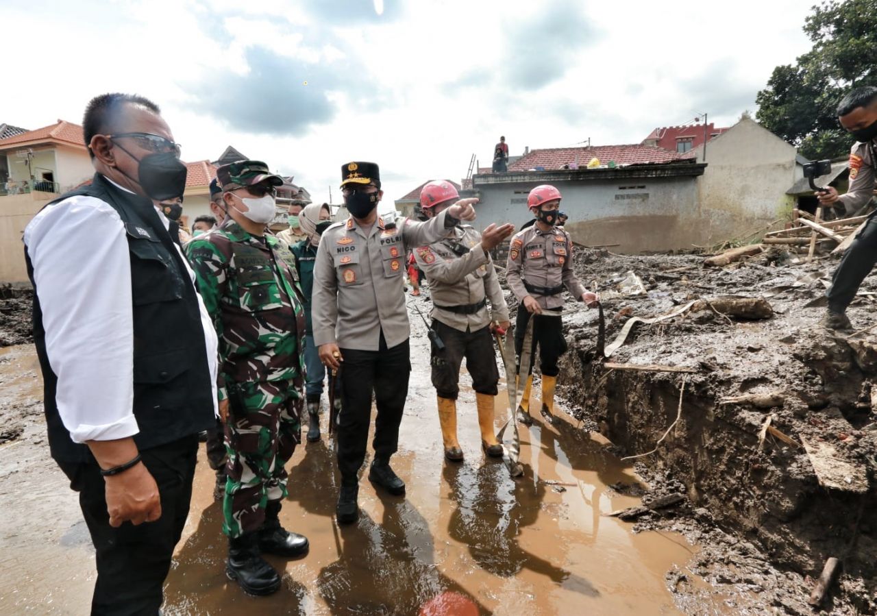 Kapolda Jatim Irjen Pol Nico Afinta saat meninjau lokasi banjir bandang di Kota Batu