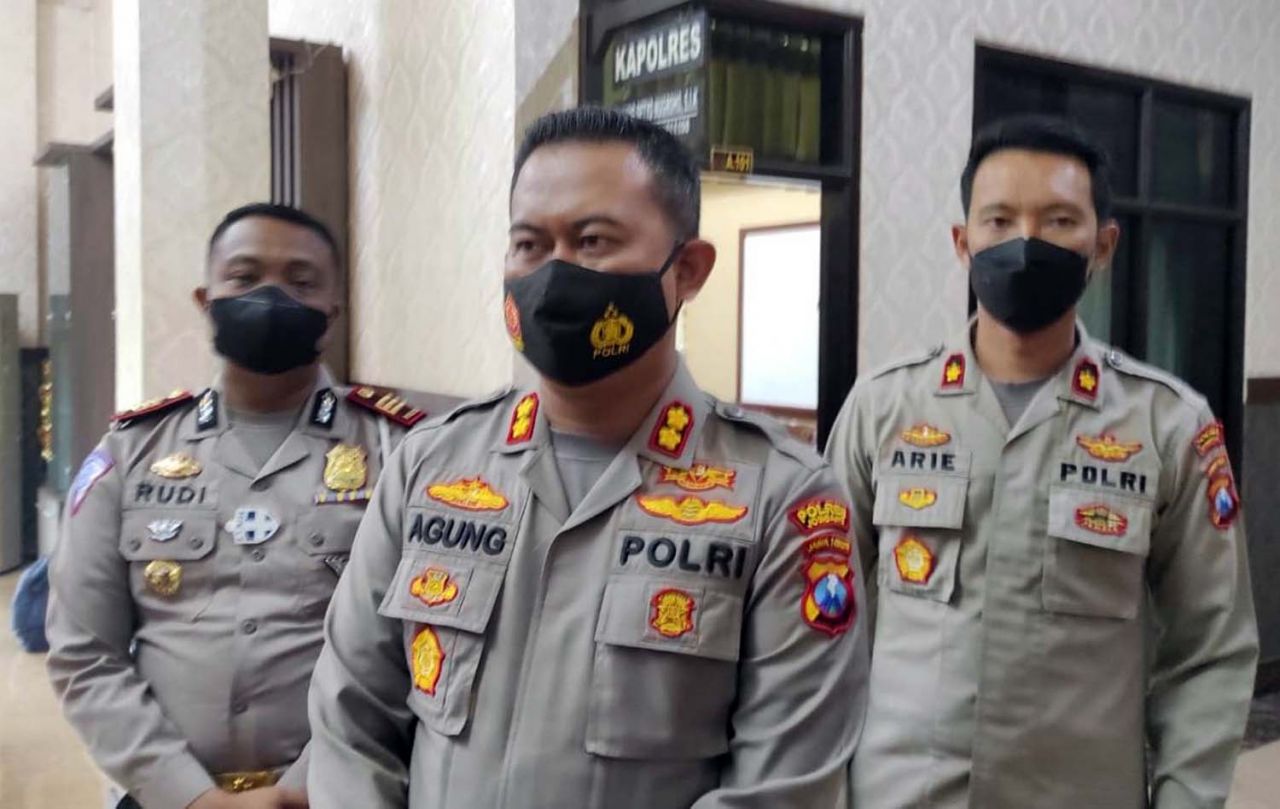 Kapolres Jombang, AKBP Agung Setyo Nugroho (tengah) menjelaskan soal update berkas perkara kecelakaan Vanessa Angel