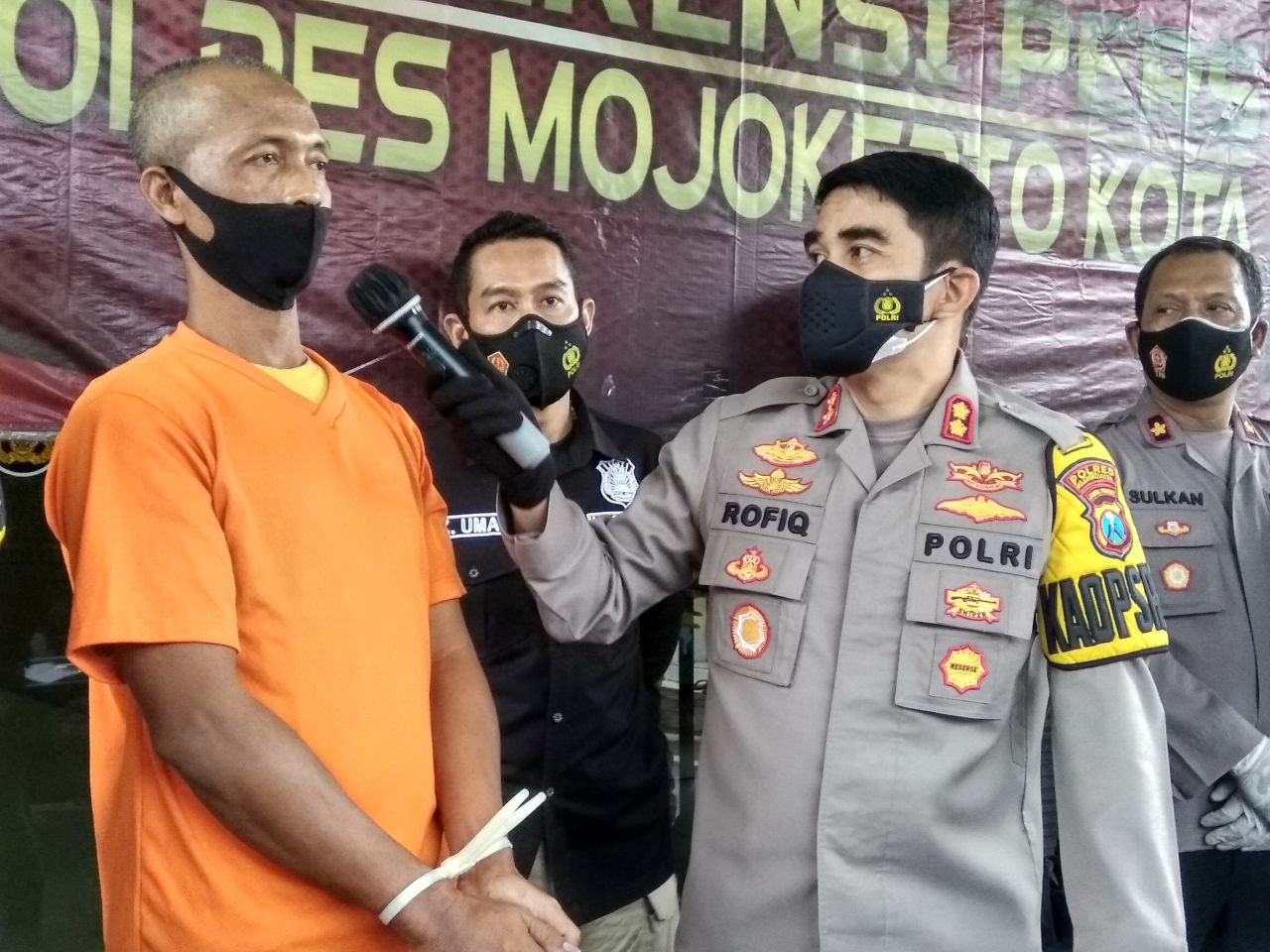 Kapolres Mojokerto Kota AKBP Rofiq Ripto Himawan saat rilis di Mapolres Mojokerto. (Foto: Achmad Supriyadi/jatimnow.com)