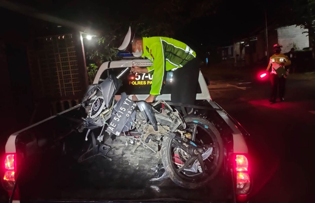 Polisi melakukan olah TKP kecelakaan di Tulakan, Pacitan