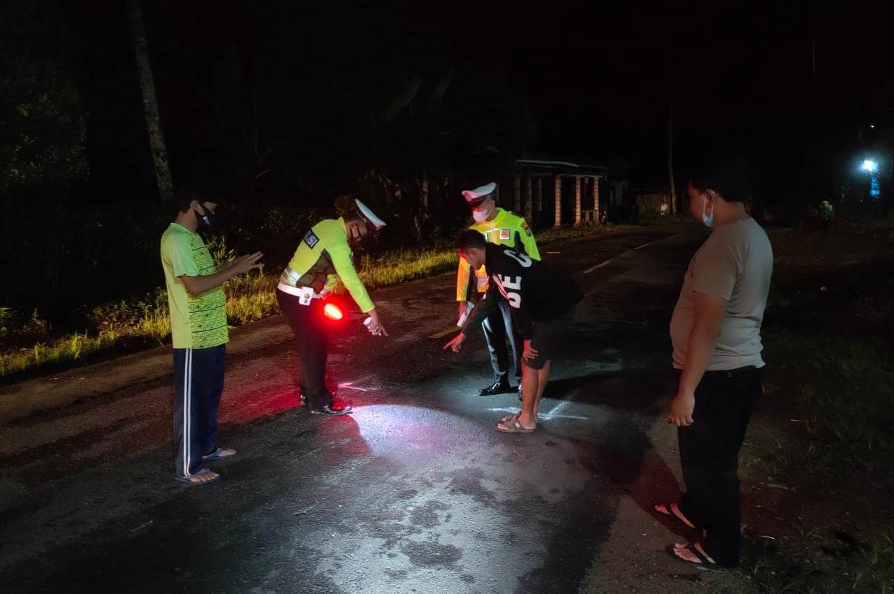 Polisi melakukan olah TKP kecelakaan di Tulakan, Pacitan.