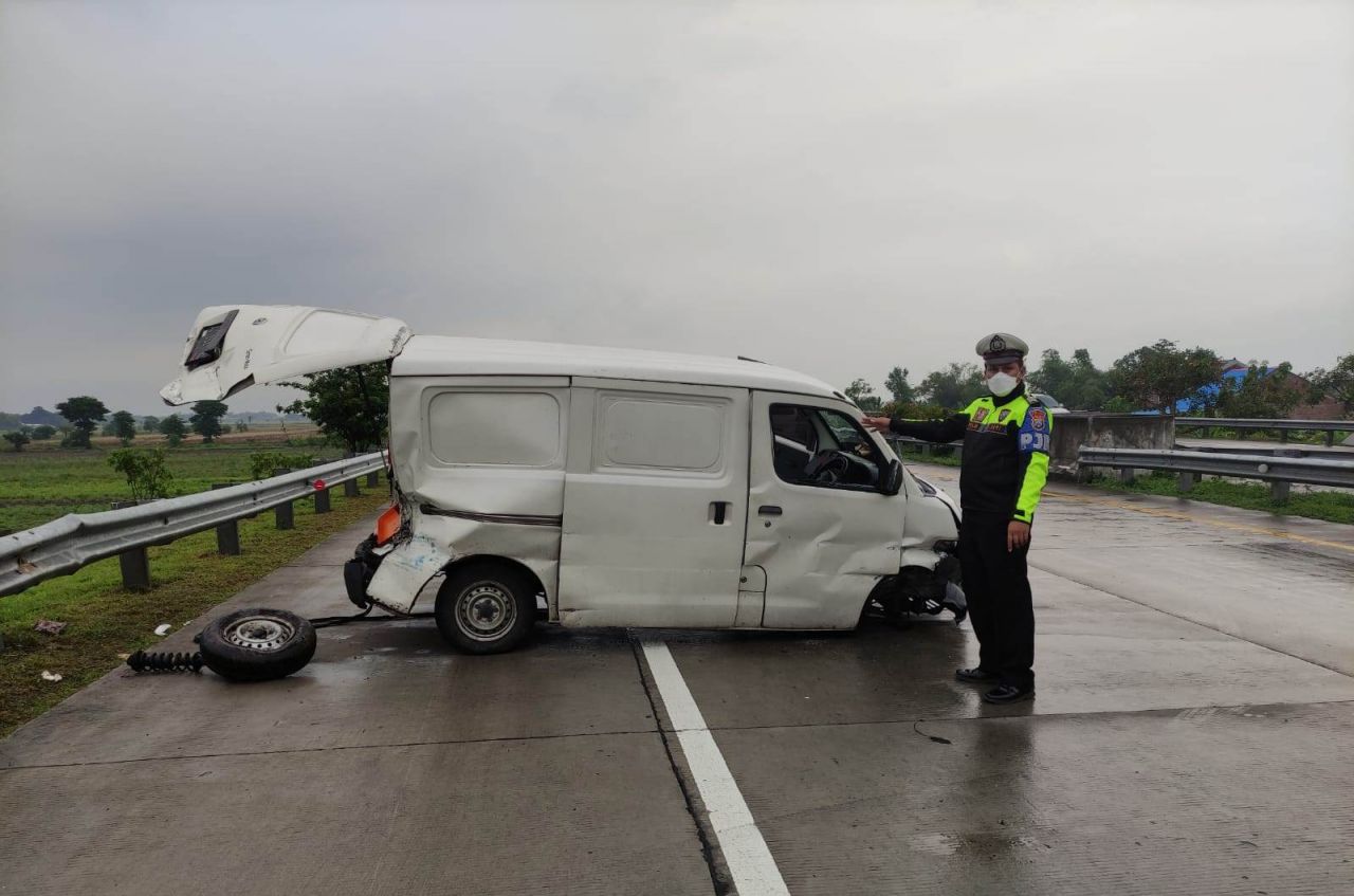 Mobil yang kecelakaan di Tol Jombang-Mojoterto. (Foto: PJR for jatimnow.com)