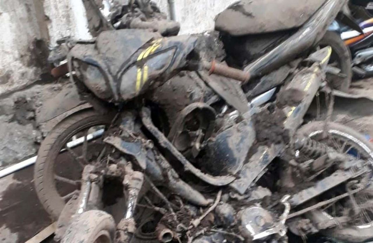 Kendaraan bermotor yang rusak akibat banjir bandang di Kota Batu