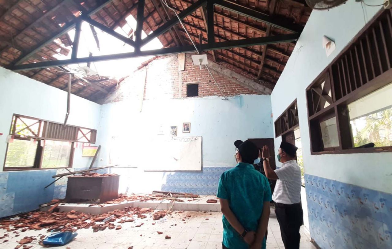 Ketua DPRD Gresik Abdul Qodir meninjau atap salah satu ruang kelas SMPN 27 Gresik yang ambruk (Foto: Istimewa)