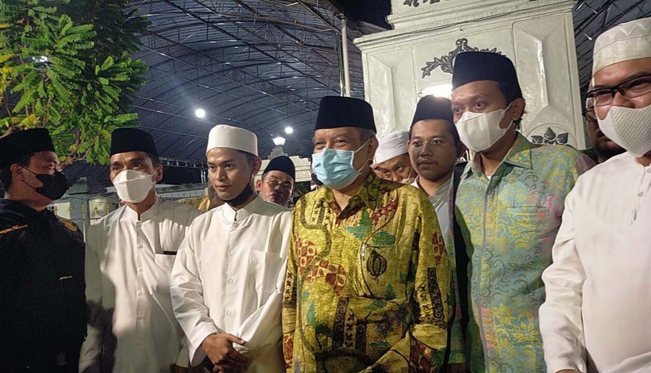Ketua Umum PBNU, KH Said Aqil Siradj usai berziarah ke makam Sunan Ampel di Surabaya