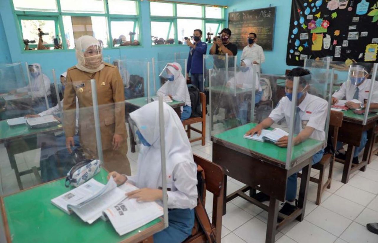 Gubernur Jatim Khofifah Indar Parawansa saat meninjau uji coba pembelajaran tatap muka di salah satu sekolah (Foto: Dok. jatimnow.com)
