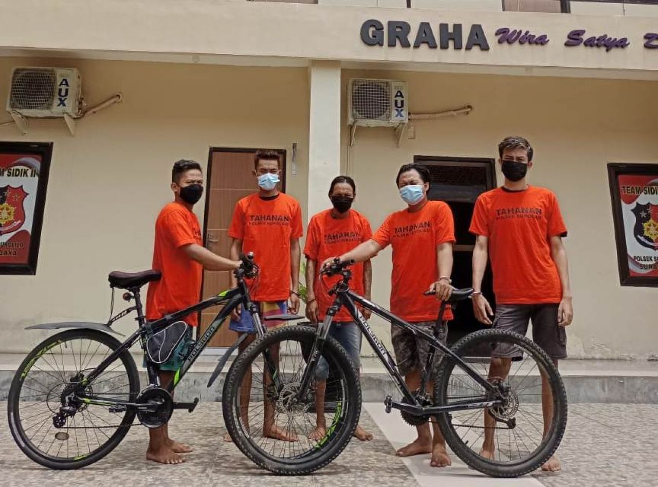 Lima orang komplotan spesialis pencuri sepeda angin bermerk di Surabaya Timur. (Foto: Istimewa)