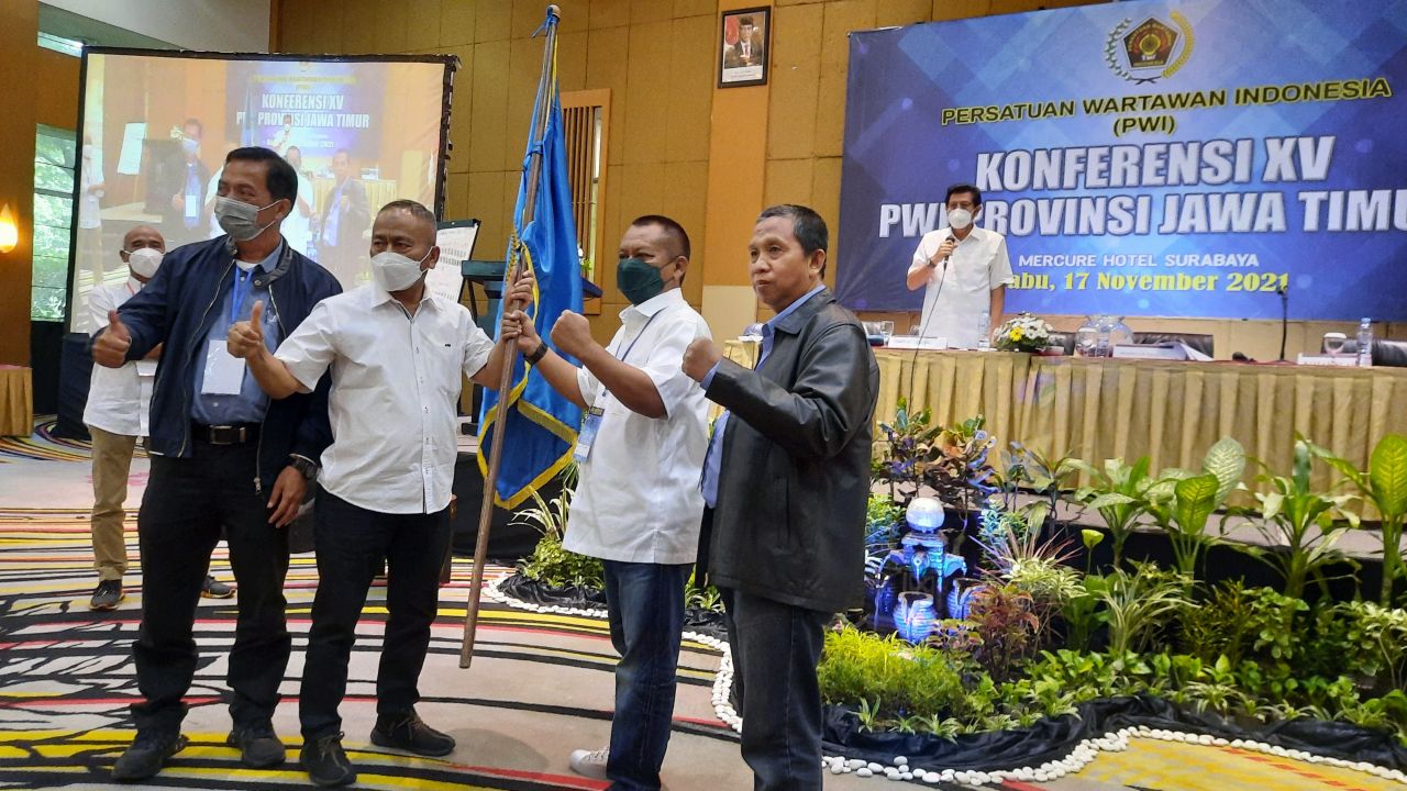 Ketua PWI Jatim terpilih periode 2021-2026 Lutfil Hakim saat terima bendera pataka (Achmad Supriyadi/jatimnow.com)
