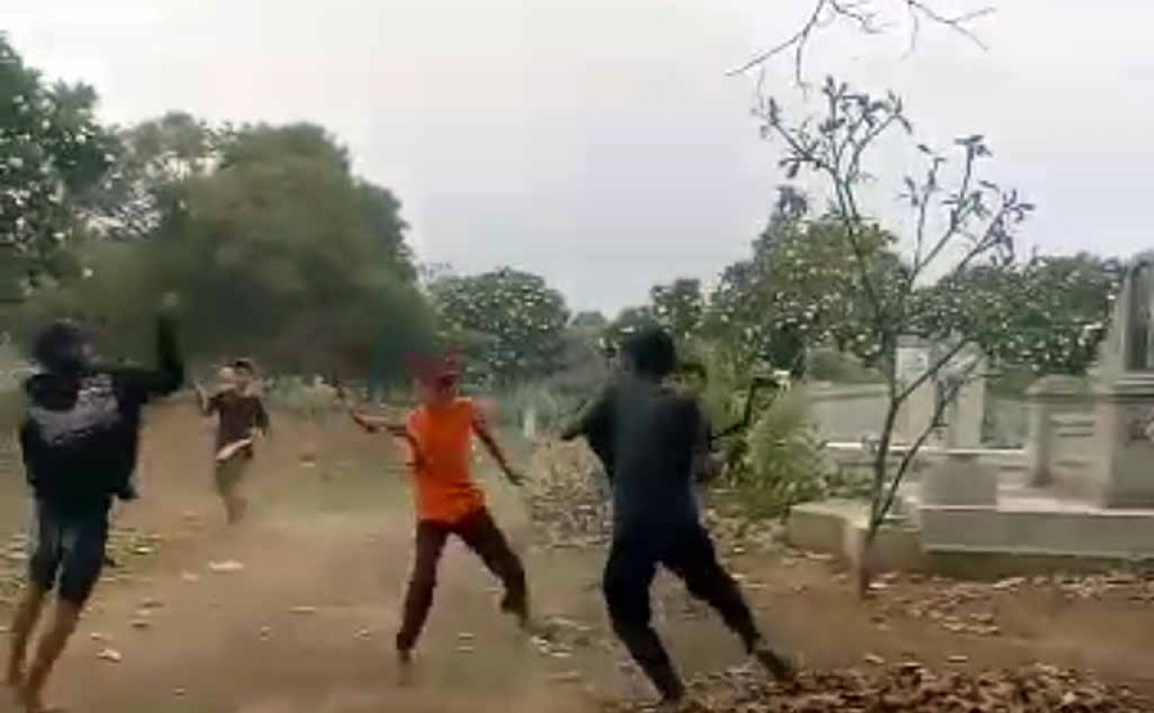 Tangkapan layar 7 remaja membuat konten carok di Pasuruan.