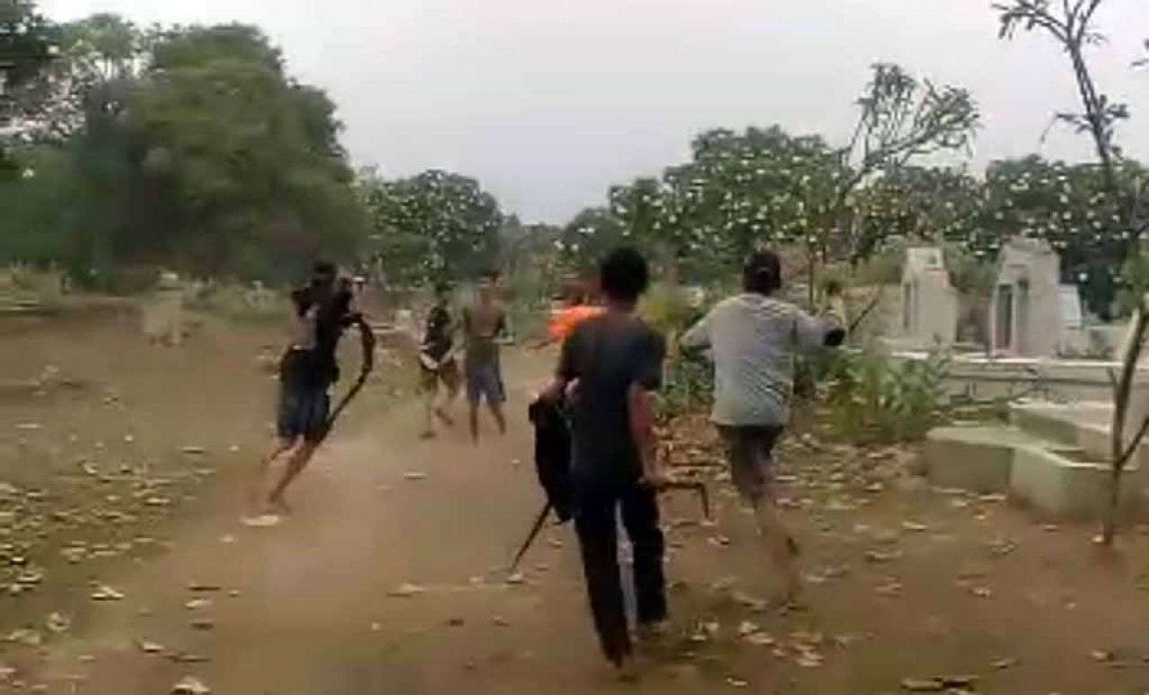 Tangkapan layar konten 7 pemuda bikin video carok di Pasuruan