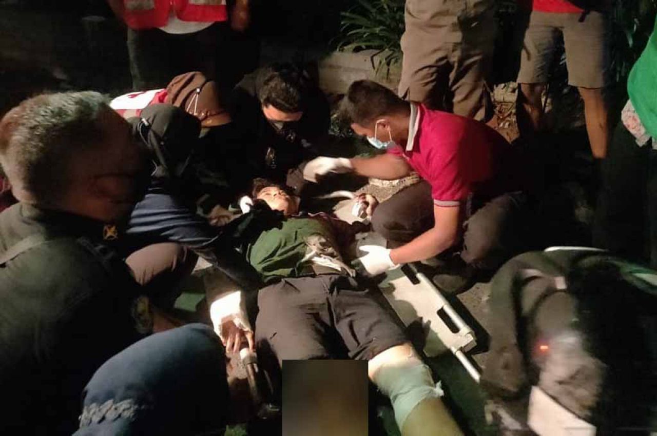 Pengendara motor sport yang terluka mendapat penanganan (Foto: istimewa)