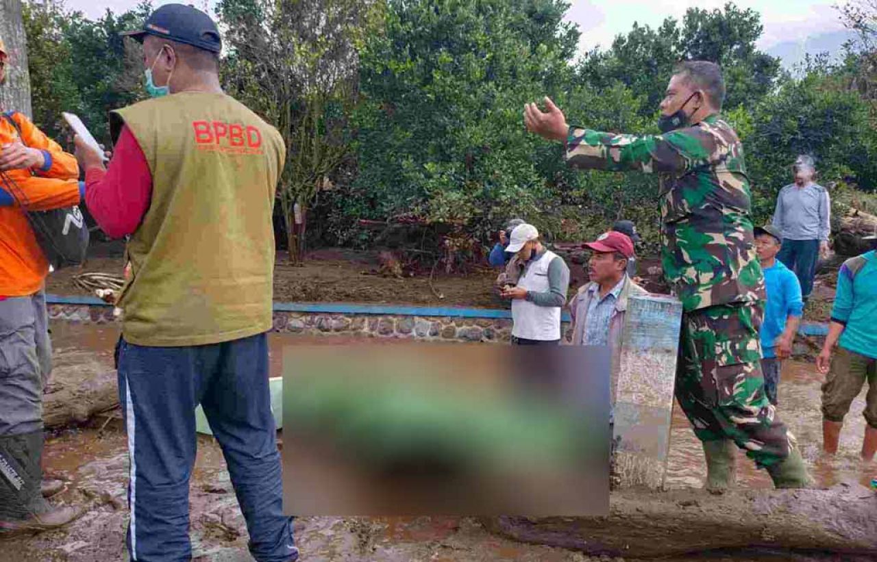 Korban tewas banjir bandang Kota Batu (Foto: Galih/jatimnow.com)