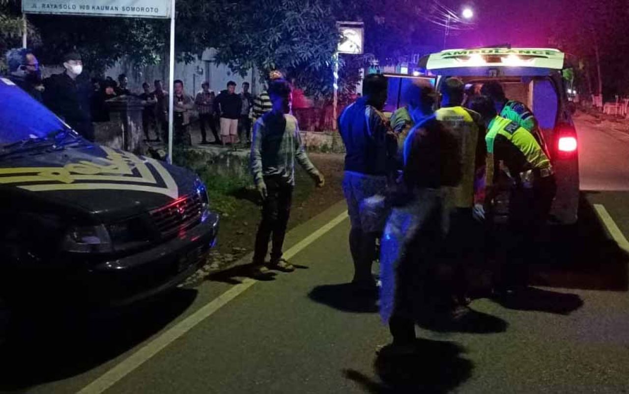Korban tabrak lari dievakuasi petugas (Foto: istimewa)