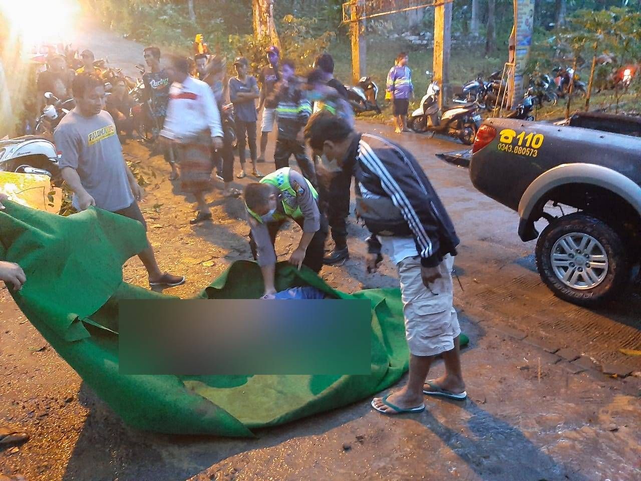 Petugas mengevakuasi korban pohon tumbang di Petirtaan Jolotundo, Mojokerto. (Foto; Istimewa)