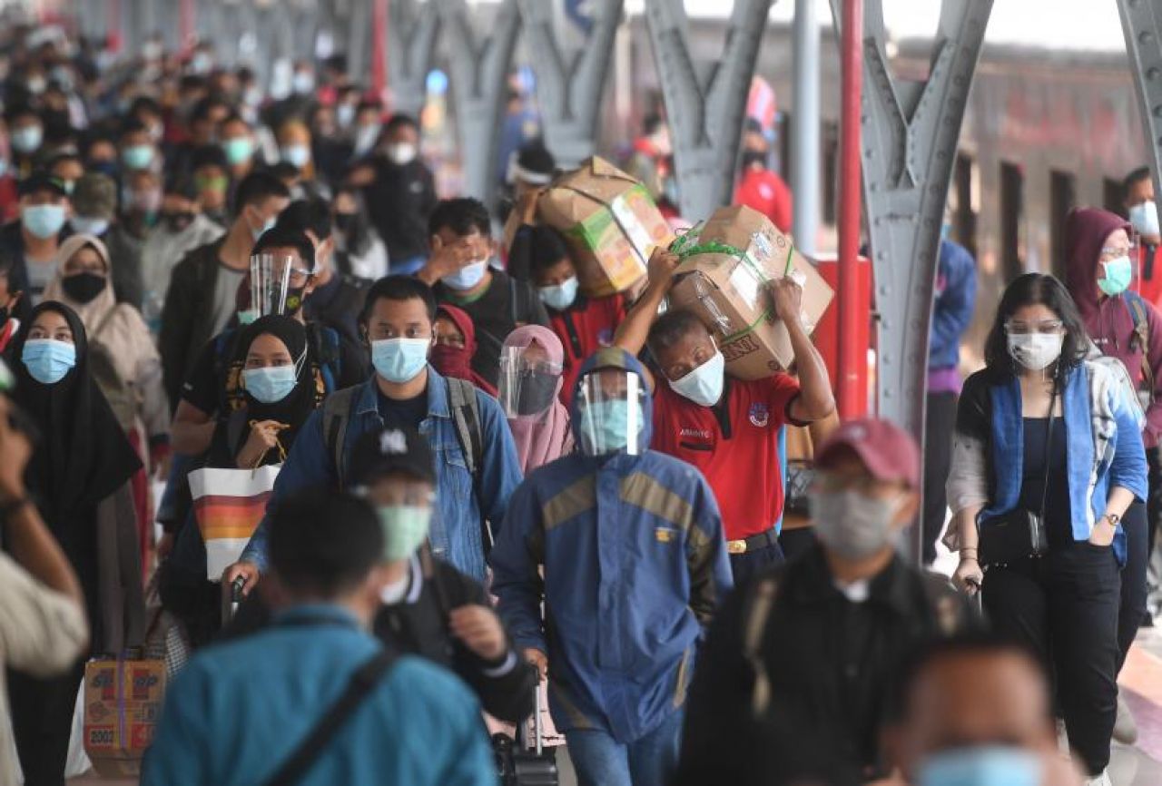 Ilustrasi liburan natal dan tahun baru. Pemerintah menetapkan larangan cuti atau libur bagi ASN, TNI, Polri, karyawan BUMN maupun swasta selama libur akhir tahun.  (Foto: Akbar Nugroho Gumay/ANTARA FOTO via Republika)