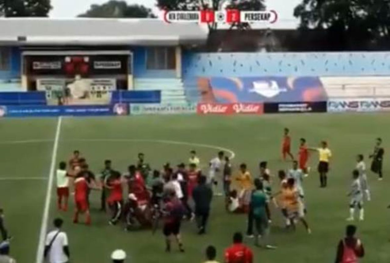 Aksi baku hantam di lapangan penyisihan Grup L Liga 3 Jatim. (Foto: Istimewa)