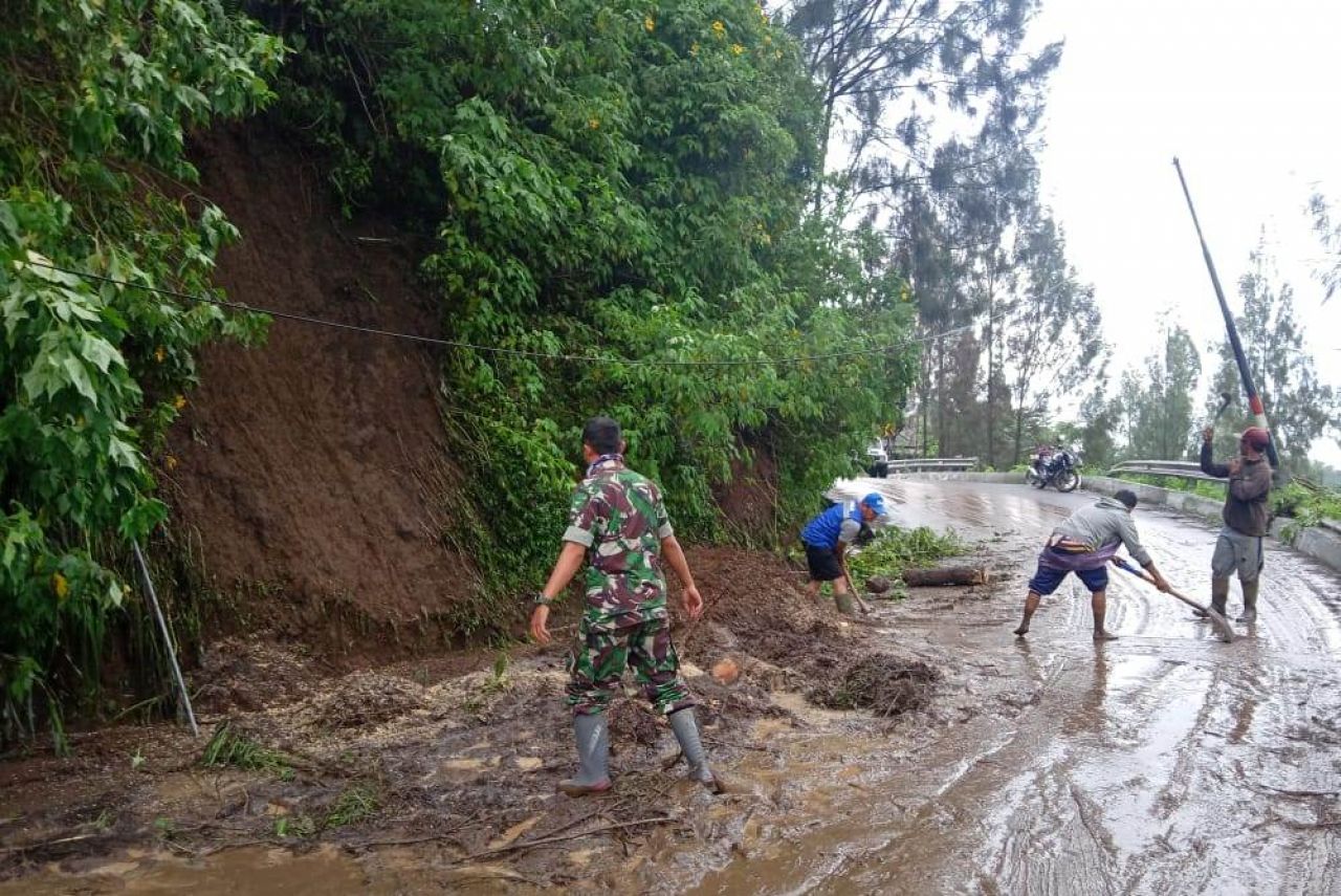 Tebing longsor di Kecamatan Sukapura menuju Wisata Gunung Bromo.