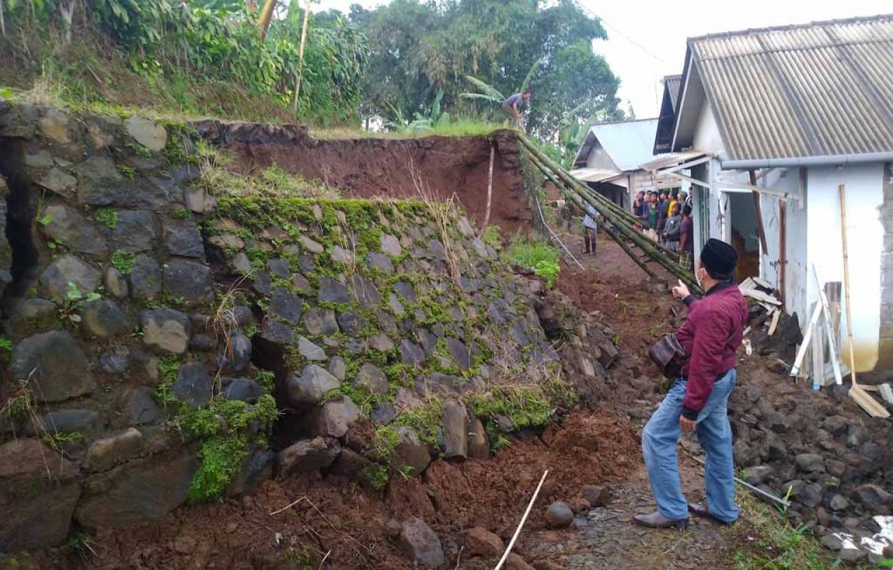 Longsor menimpa rumah warga di Pasuruan