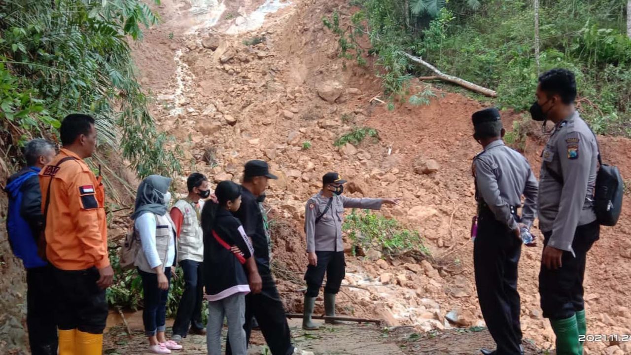 Longsor di Desa Tugurejo, Kecamatan Slahung, Kabupaten Ponorogo