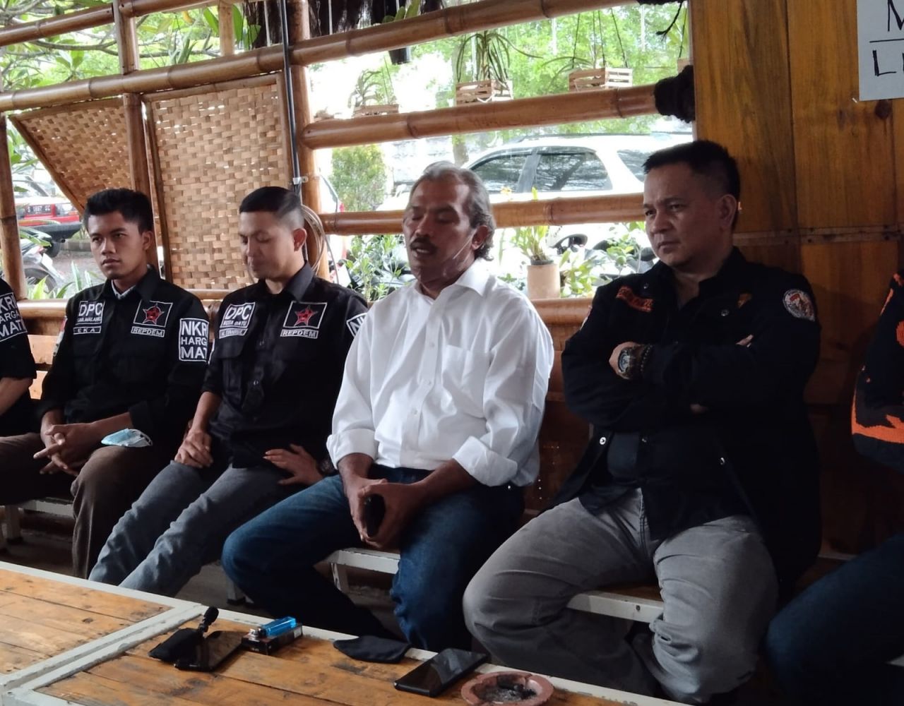 Ketua Lembaga Perlindungan Anak (LPA) Kota Batu, Fuad Dwiyono (kemeja putih) saat mendampingi korban kekerasan Sekolah SPI Kota Batu.