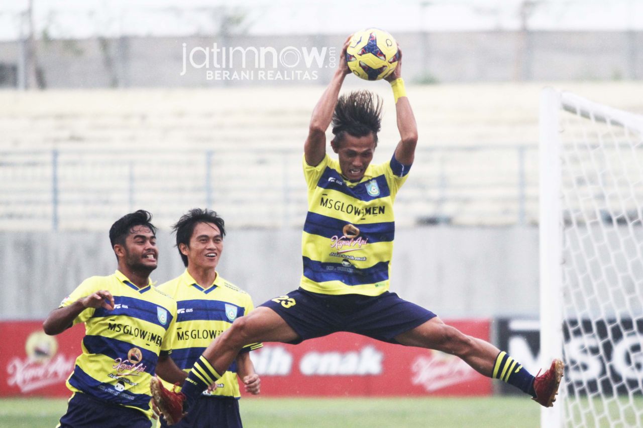 Striker Gresik United M. Irvan melakukan selebrasi usai mencetak gol ke gawang Suramabya Muda. (Foto: Sahlul Fahmi/jatimnow.com)