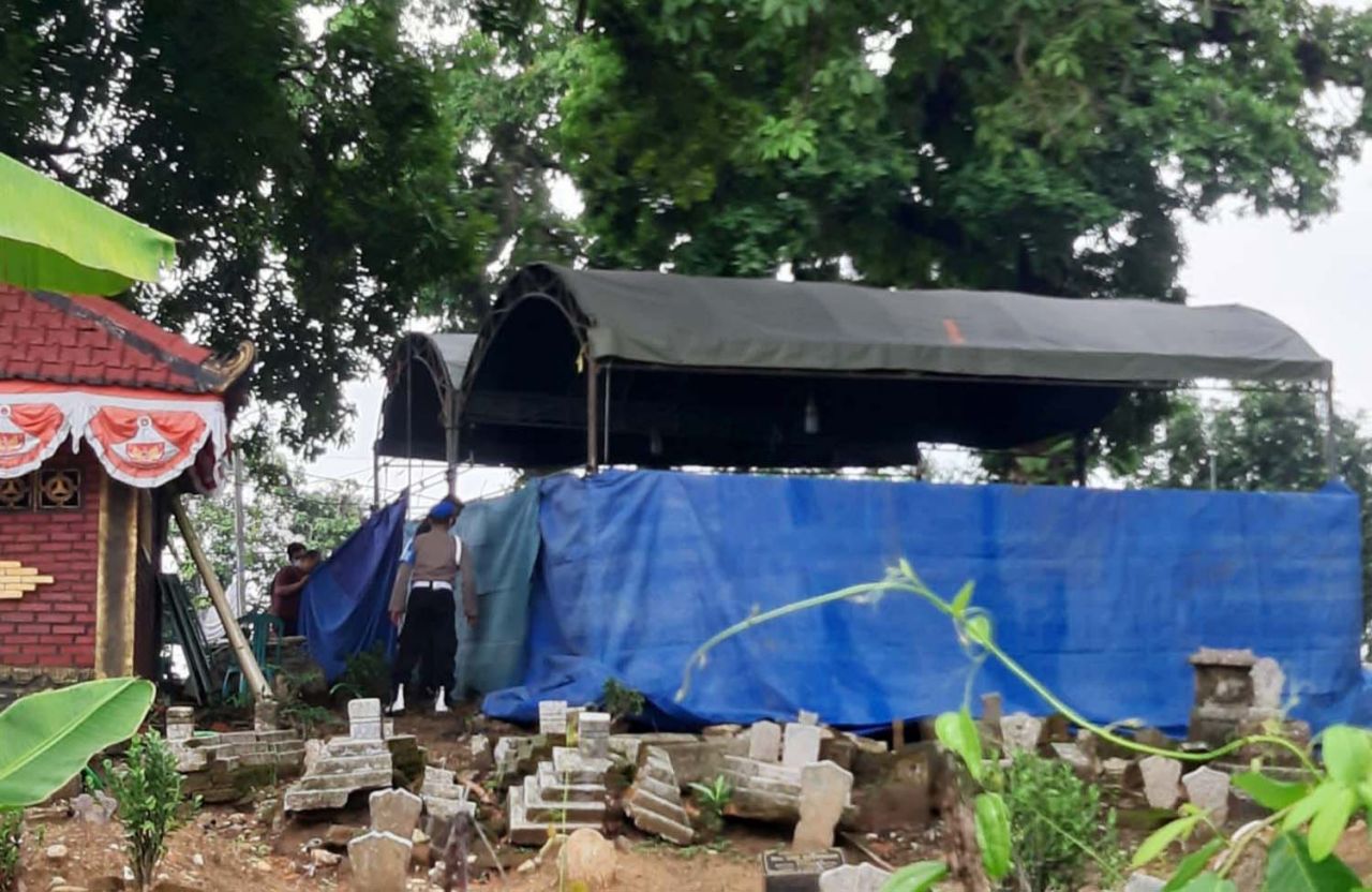Pembongkaran makam warga di Gresik