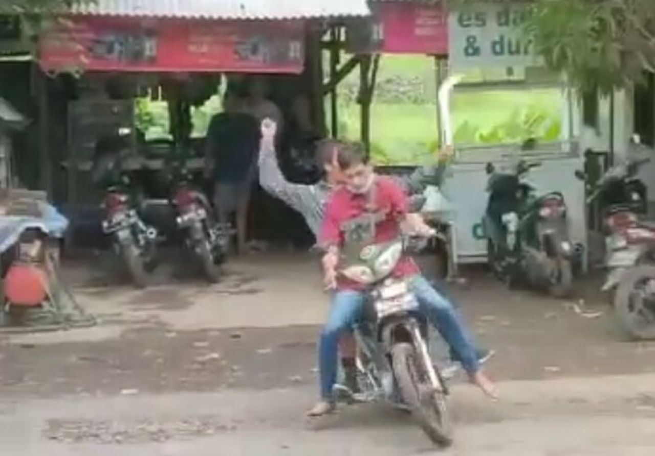 Tangkapan layar video maling sepeda motor melempar bom bondet. (Istimewa)
