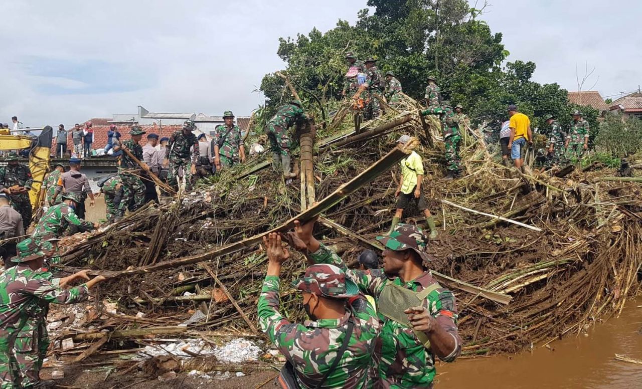Petugas gabungan membersihkan material banjir bandang di Kota Batu