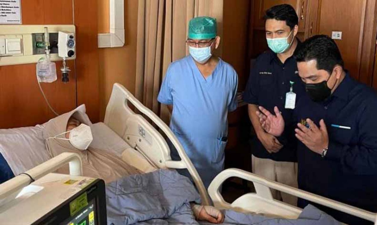 Verawaty Fajrin saat dirawat di RS Dharmais dan dijenguk oleh Menteri BUMN Erick Thohir beberapa waktu lalu (Foto: dokumen Republika)