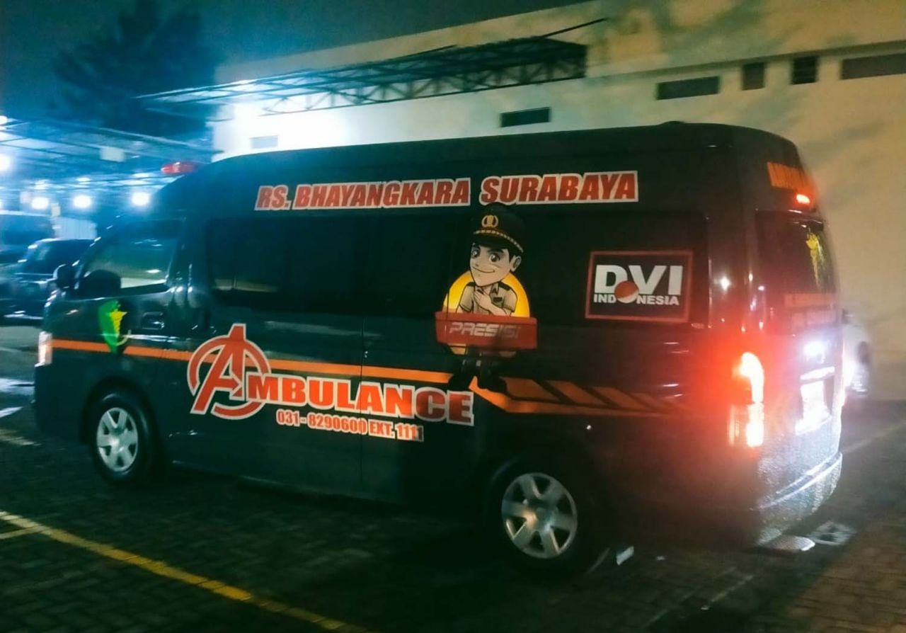 Mobil ambulans pembawa jenazah Vanessa Angel dan suaminya disiagakan di RS Bhayangkara Surabaya (Foto: Fajar Mujianto/jatimnow.com)