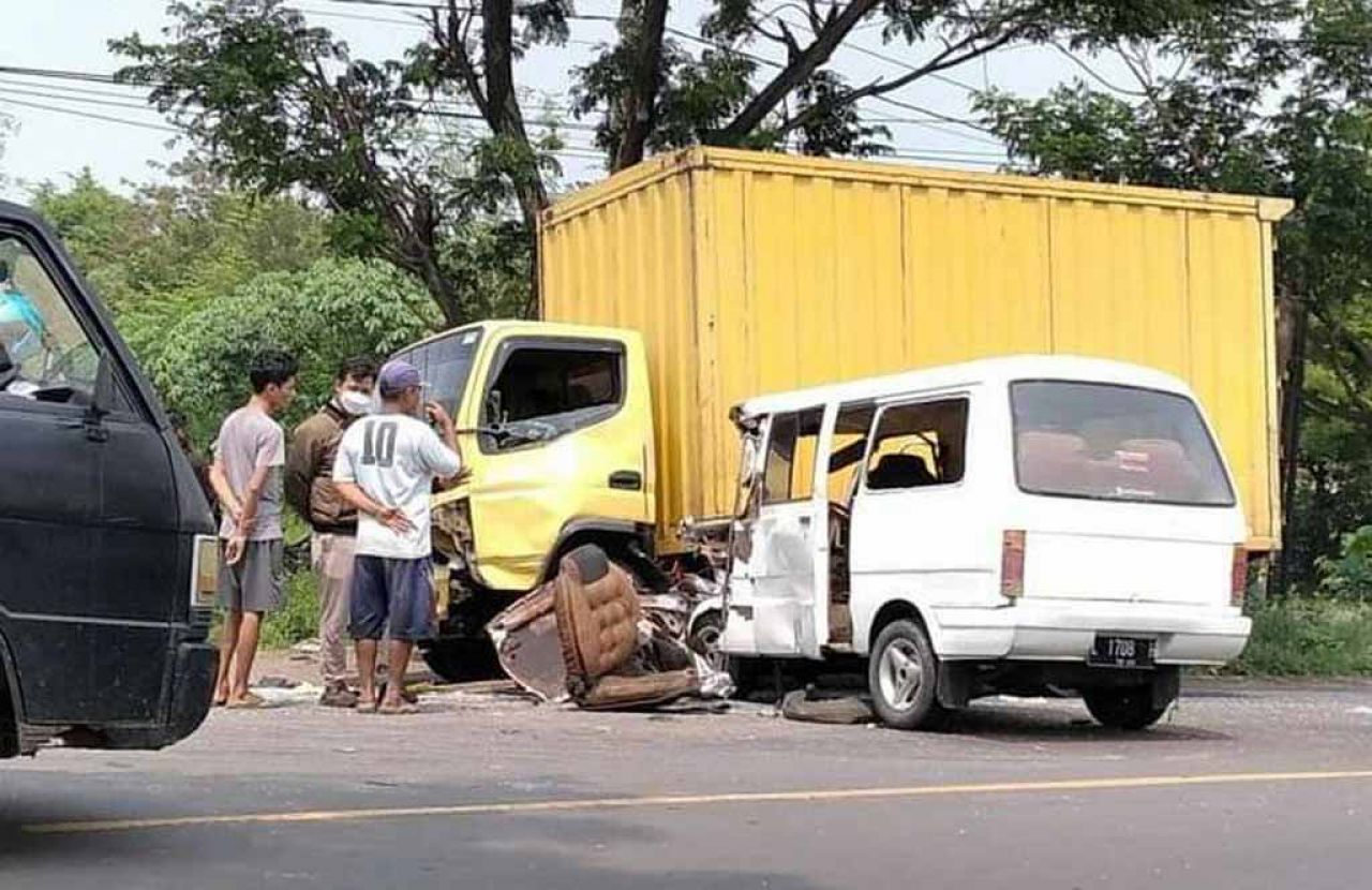 Mobil rombongan pentakziah kecelakaan di Pasuruan (Foto: istimewa)