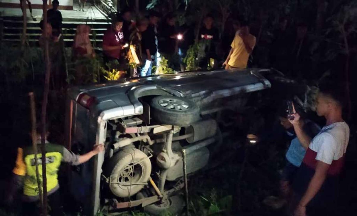 Mobil Terperosok ke Sungai Usai Tabrak Pemotor di Ponorogo