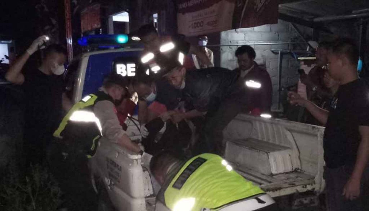 Petugas evakuasi korban yang tertabrak KA Komuter di Pasuruan