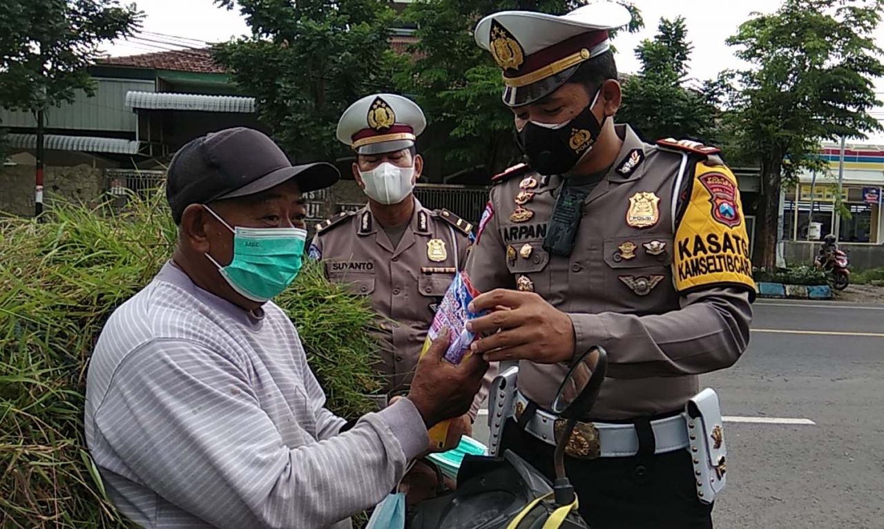 Kasatlantas Polres Mojokerto AKP Arpan Bachri saat memberi reward (Foto-foto: Achmad Supriyadi/jatimnow.com)