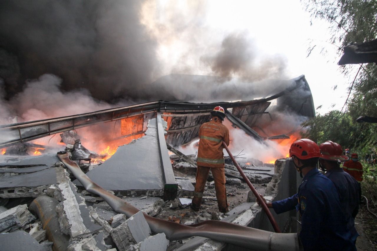 Pabrik palet plastik di Sidarojo terbakar (Foto-foto: Achmad Supriyadi/jatimnow.com)