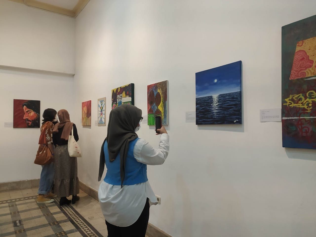 Beberapa pengunjung saat di ruangan Achievement, Art Exhibition Le Musée Surabaya. (Foto: Shella Shofiyannajah/jatimnow.com)