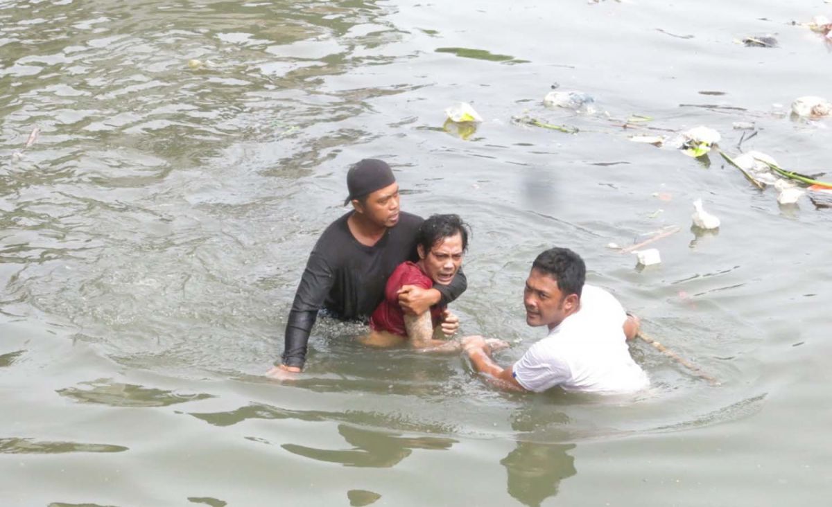 Anggota Satresnarkoba Polresta Sidoarjo menangkap pelaku narkoba yang sembunyi di bawah jembatan