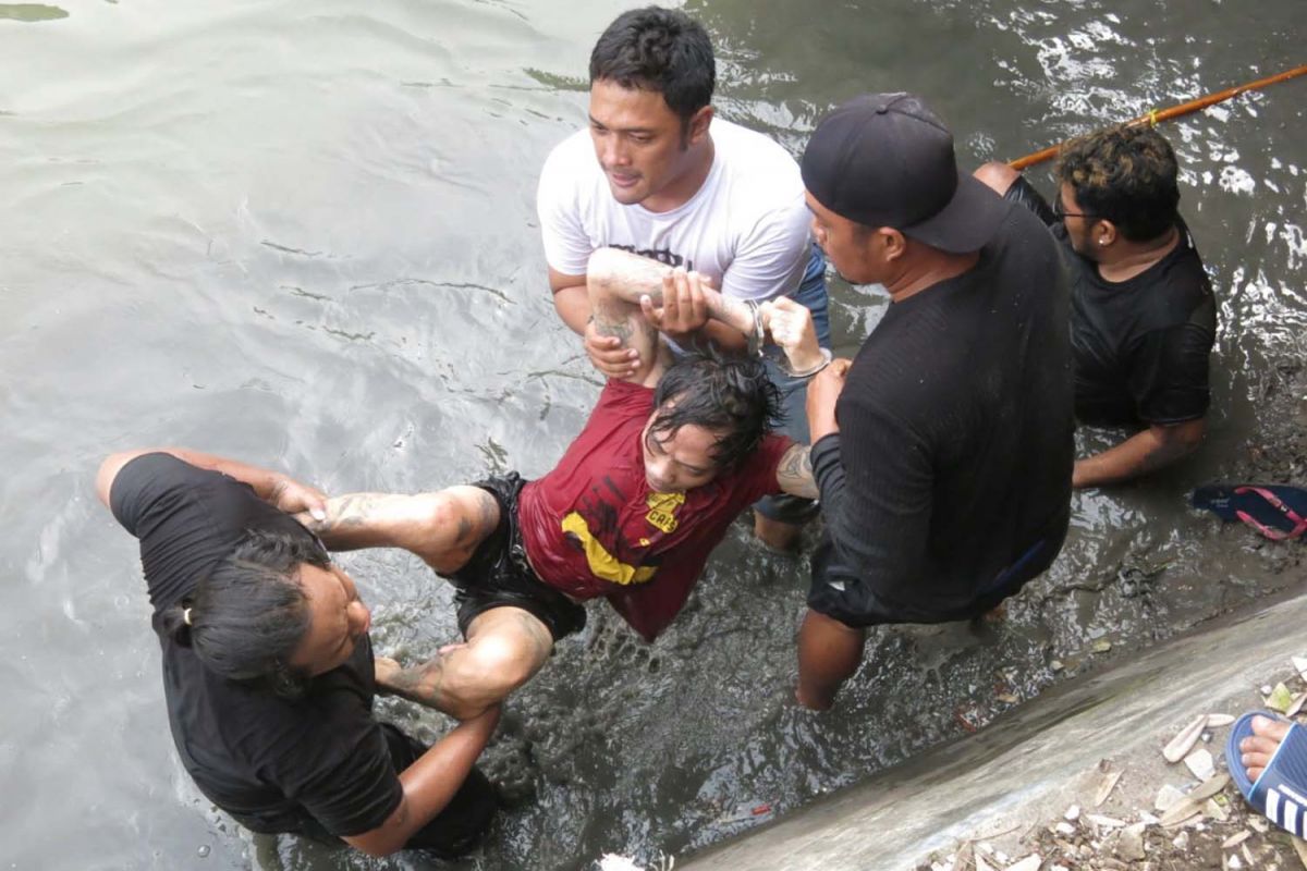 Anggota Satresnarkoba Polresta Sidoarjo menangkap pelaku narkoba yang sembunyi di bawah jembatan