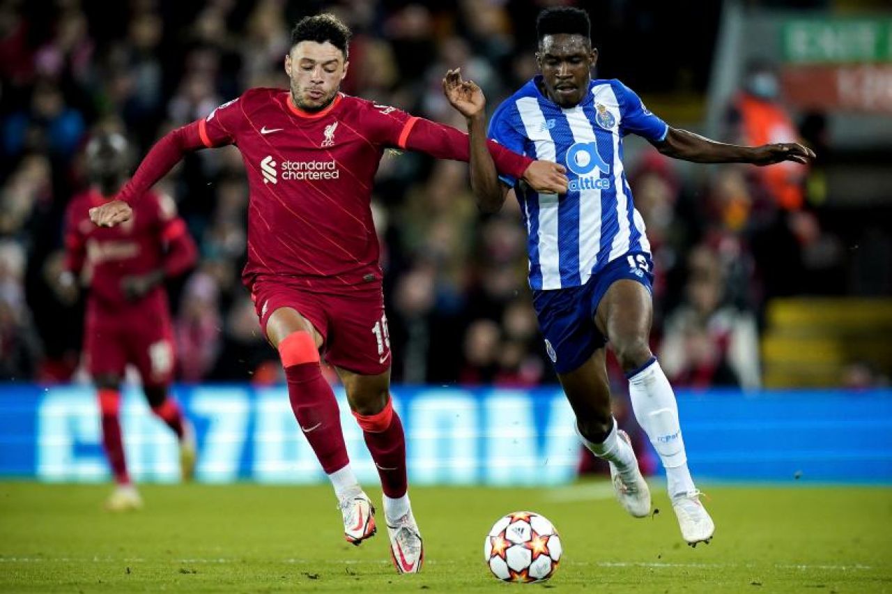 Pemain Liverpool Alex Oxlade-Chamberlain (kiri) berebut bola dengan pemain Porto Zaidu Sanusi (Foto: EPA via Republika)
