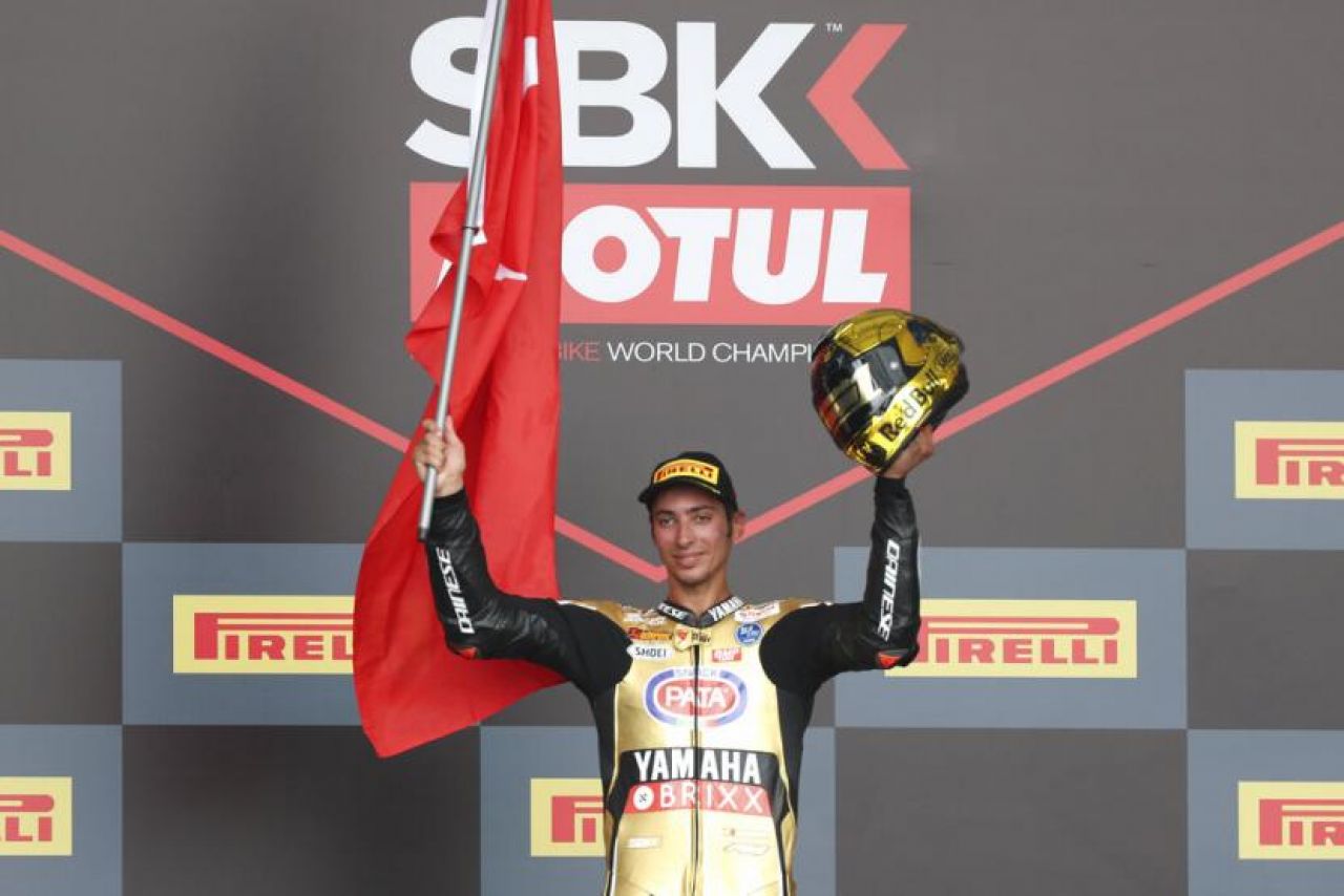 Toprak Razgatlioglu, merayakan juara World Superbike 2021 (Foto: AP Photo/Achmad Ibrahim via Republika)
