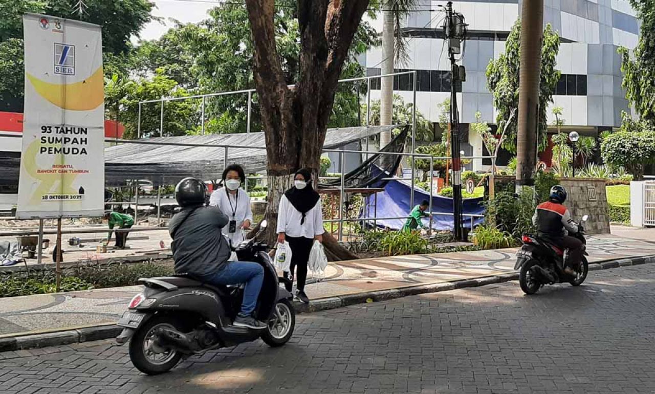 PT SIER Bagikan Healthy Kit Gratis ke Pengguna Jalan di Surabaya