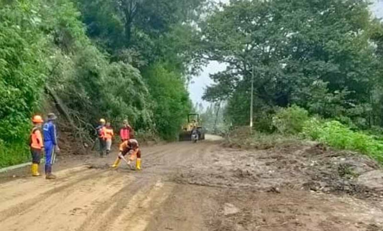 Pembersihan wilayah Sukapura dari longsor (Foto: Mahfud Hidayatullah/jatimnow.com)