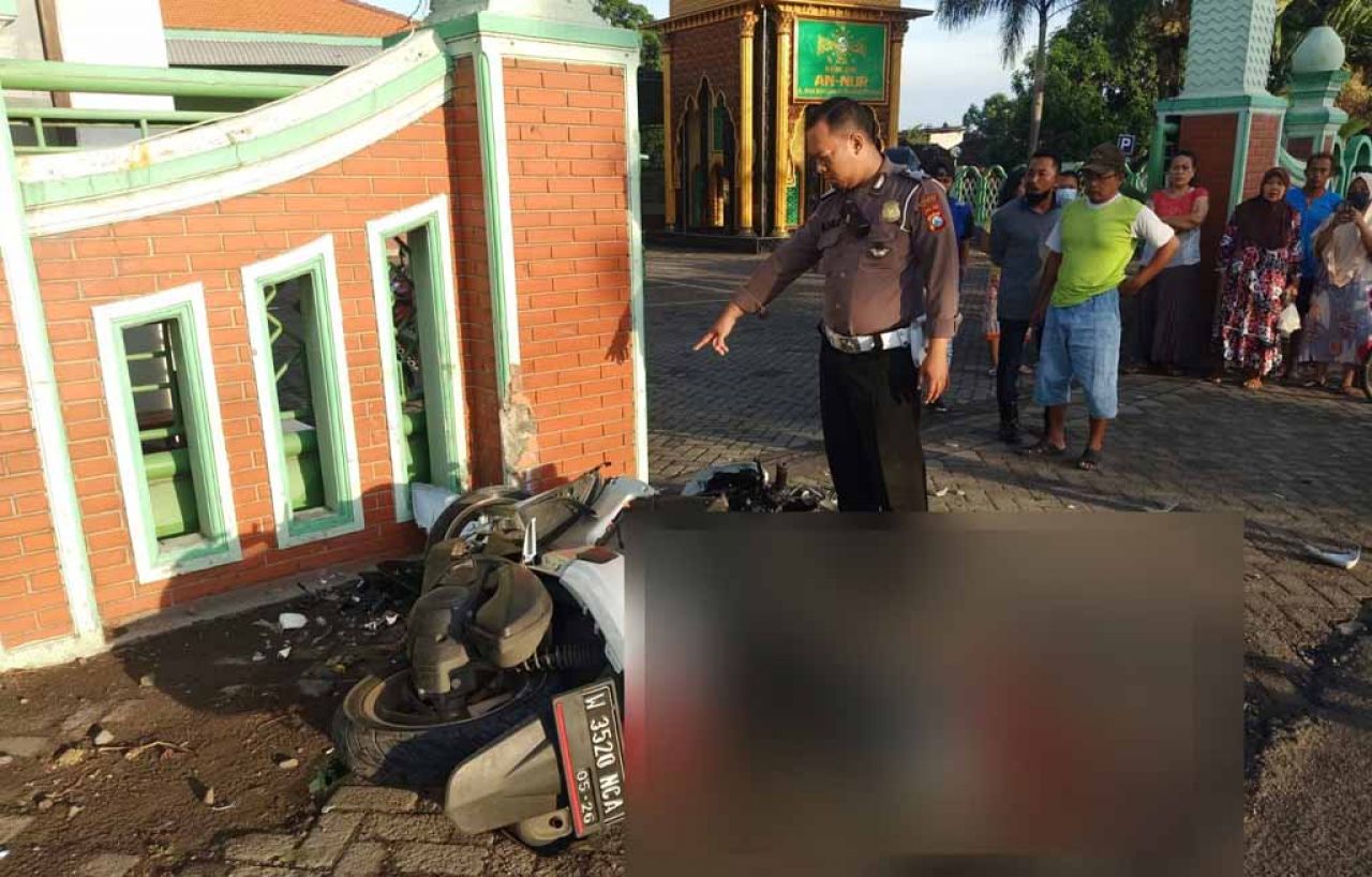 Pemotor tewas setelah tabrak pagar masjid di Pasuruan (Foto: istimewa)