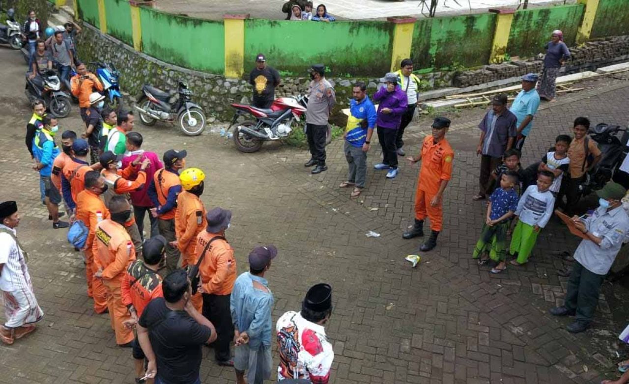 Pencarian korban tenggelam di Pasuruan (Foto: Moch Rois/jatimnow.com)