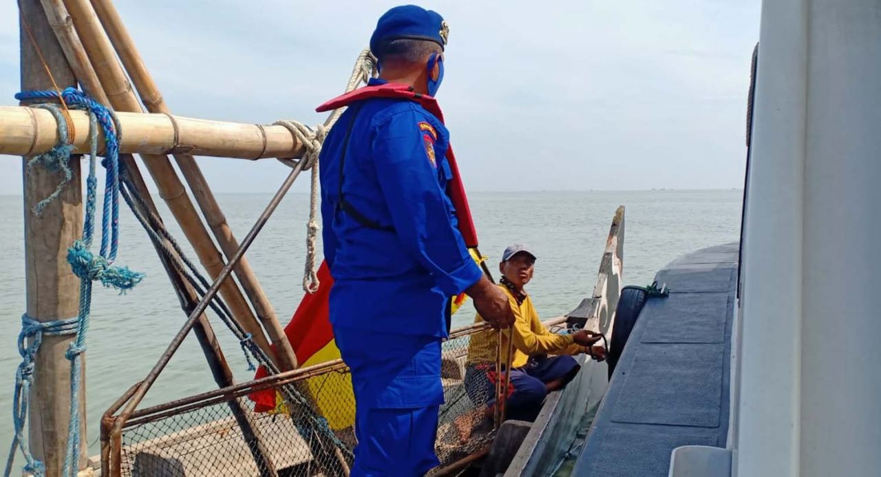 Proses pencarian nelayan asal Pasuruan yang hilang tenggelam di Laut Tlocor, Sidoarjo