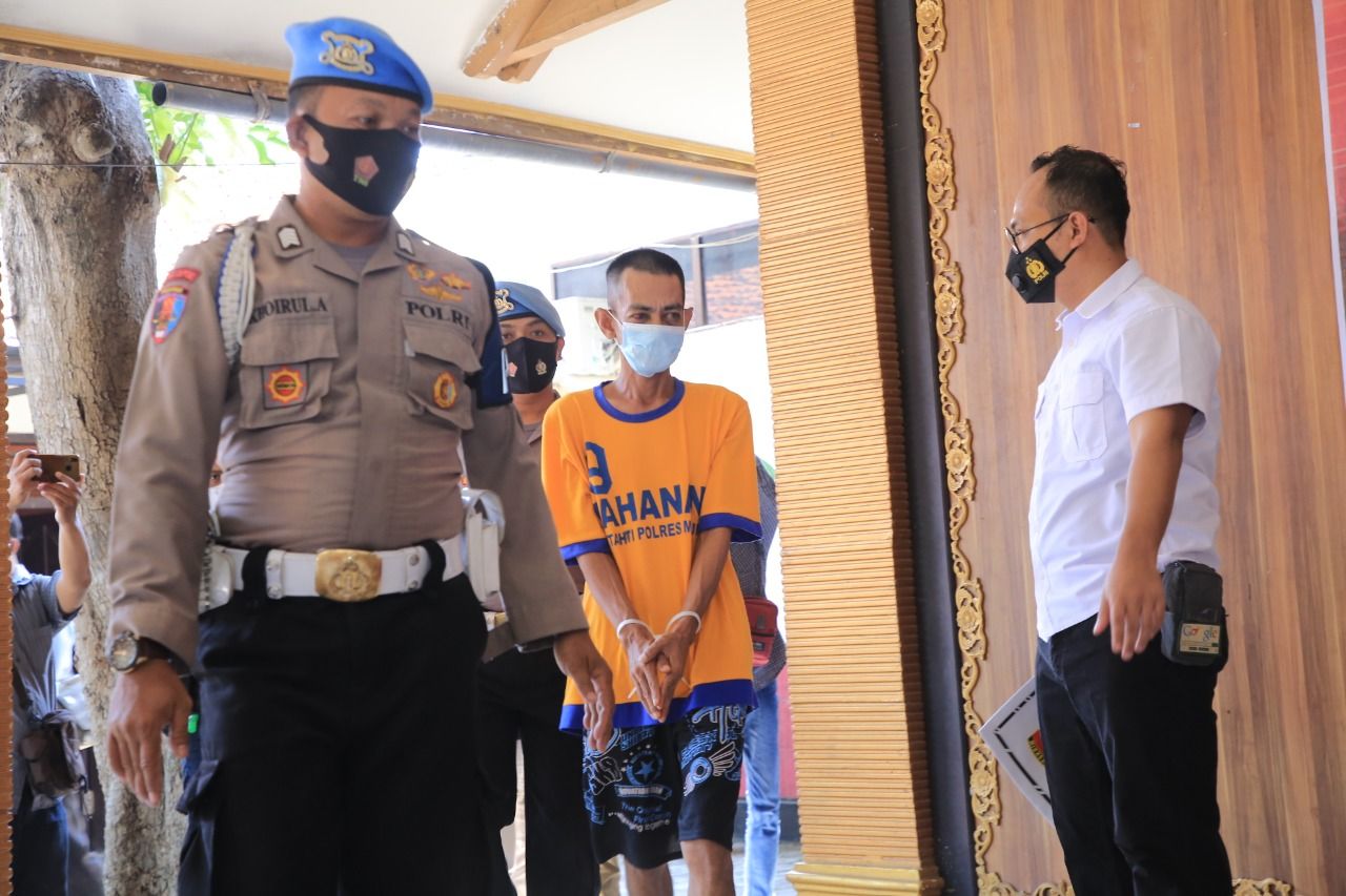 Polres Madiun menangkap pencuri sadis di Madiun yang sabet leher korbannya dengan sabit.